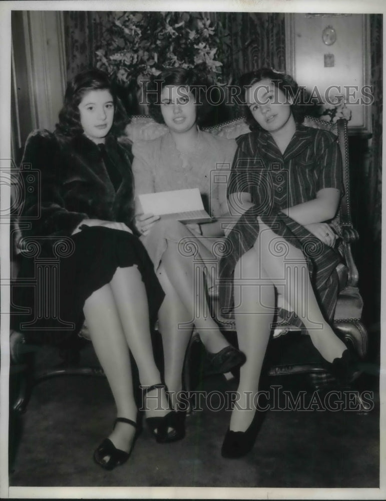 1939 Press Photo Members of Debutante Committee plan for Russian Student&#39;s Ball - Historic Images