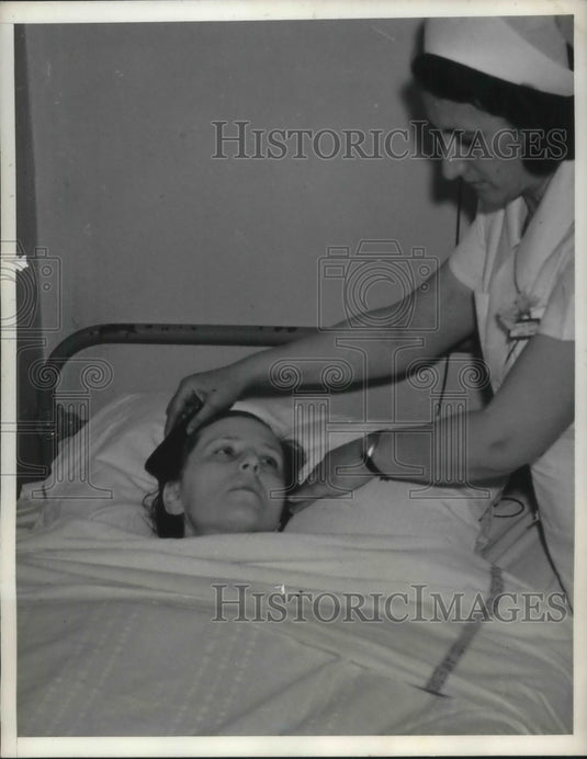 1939 Press Photo Beatrice Mallette at prison ward said husband Lyle shot himself - Historic Images