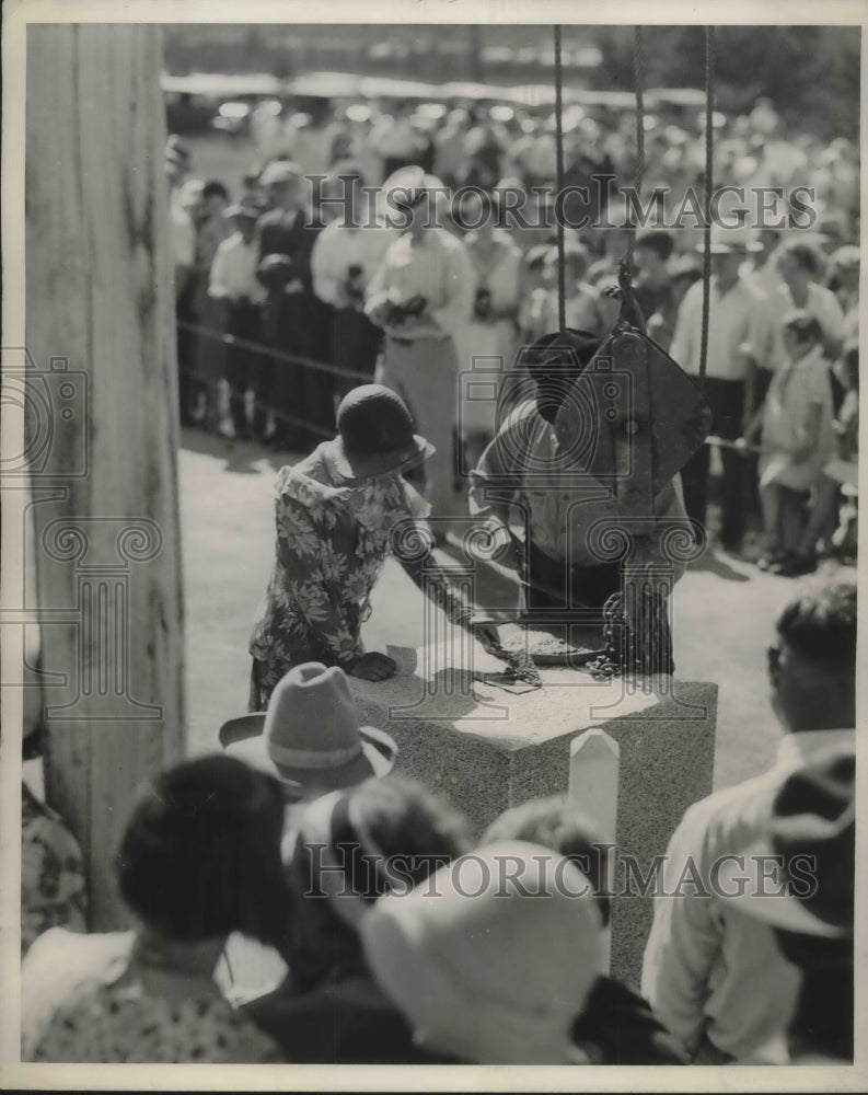 1930 Press Photo Corine Roosevelt with a man at the center of the crowd. - Historic Images