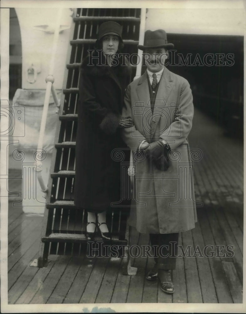 1925 Press Photo Dr. and Mrs.Bernardo Schiffon arrived in SS Western World. - Historic Images