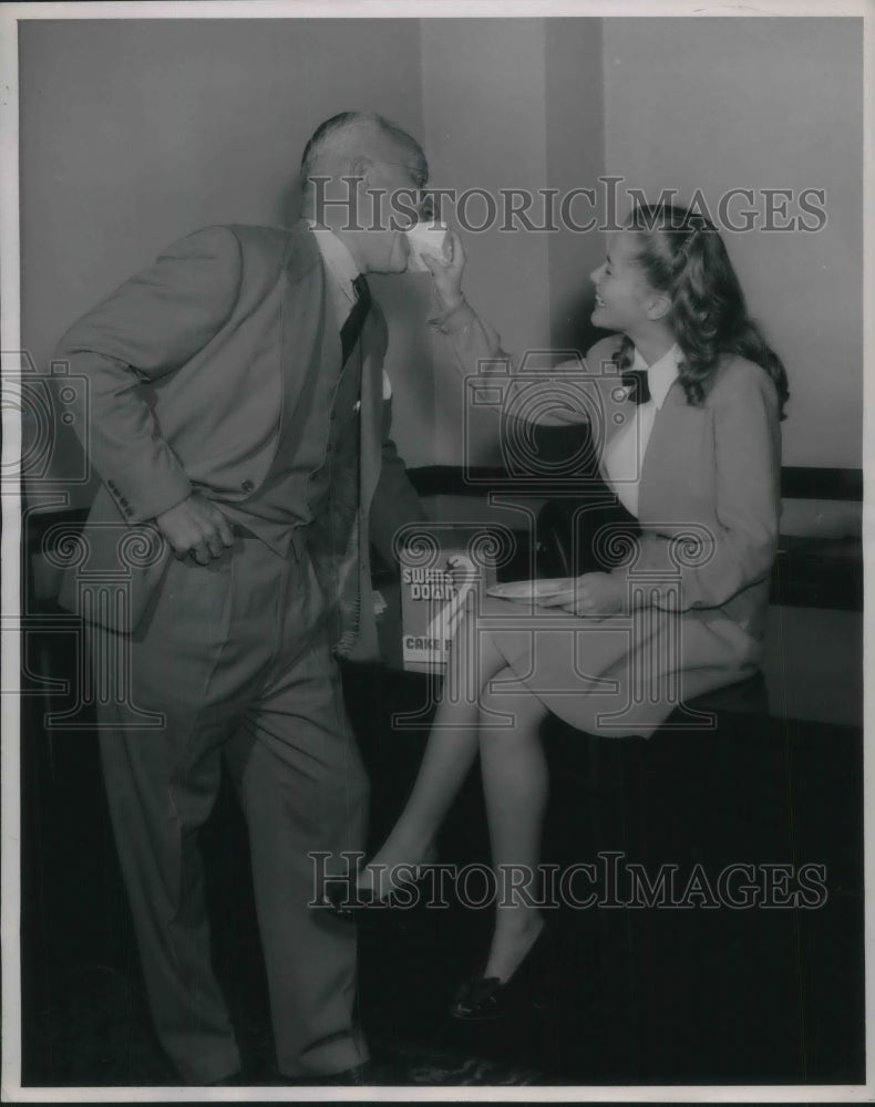 1946 Press Photo Norma Mae Allen Miss Evansville of 1946 feeding Igleheart&#39;s - Historic Images