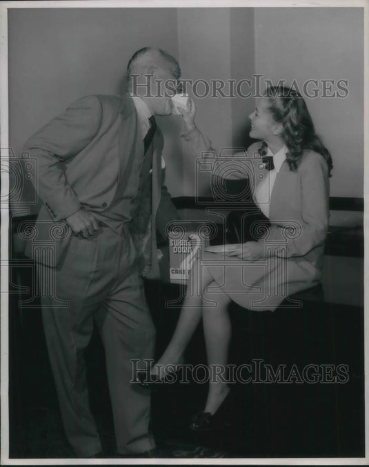 1946 Press Photo Norma Mae Allen Miss Evansville of 1946 feeding Igleheart's - Historic Images