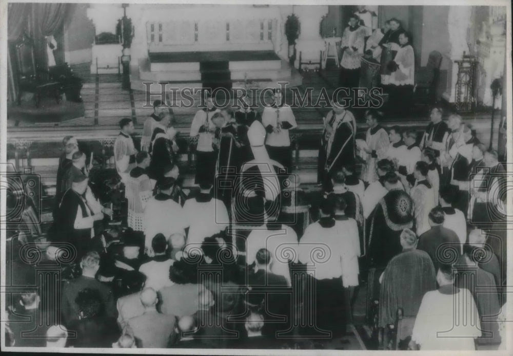 1946 Press Photo Samuel Cardinal Stritch at funeral for John B. Morris - Historic Images