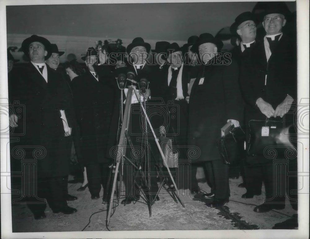 1946 Press Photo Samuel A. Stritch broadcasting farewell. Chicago Illinois - Historic Images