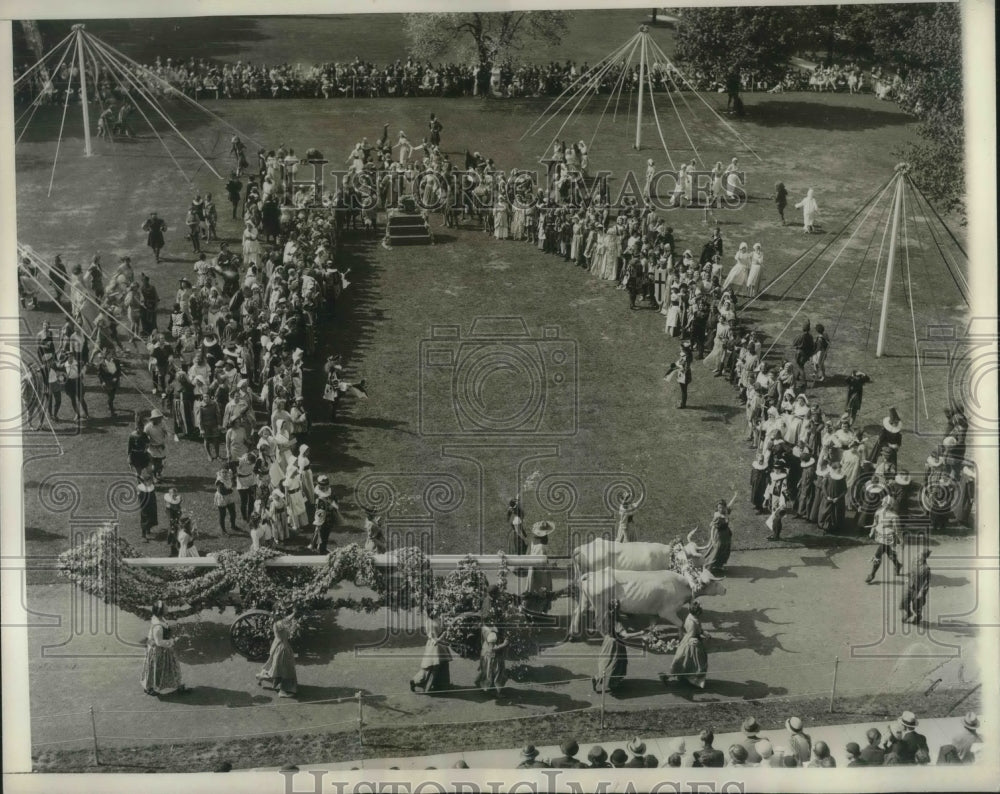 1932 Press Photo Byrn Mawr college May Day - Historic Images