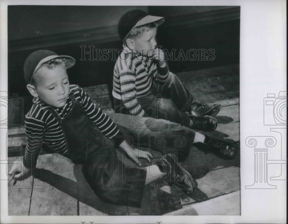 1940 Press Photo Young American Boys sit on platform - Historic Images