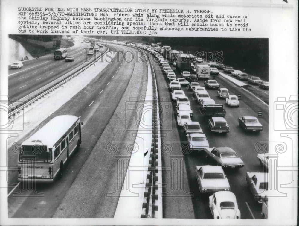 1970 Press Photo Bus riders whiz along while cars sit on Shirley Highway. - Historic Images