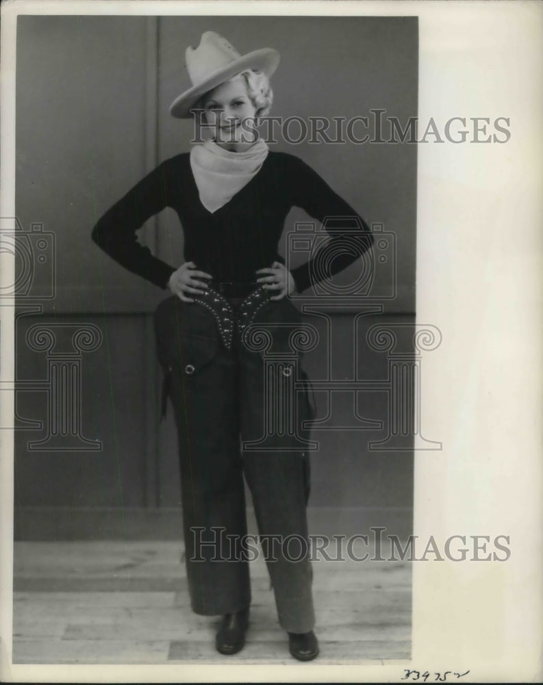 1937 Press Photo Nell Fisher of Rhode Island on a stage - Historic Images