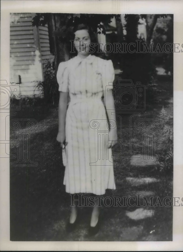 1937 PressPhoto Margaret Finletter shown at a Bar Harbor on Mt. Deset Island,ME - Historic Images