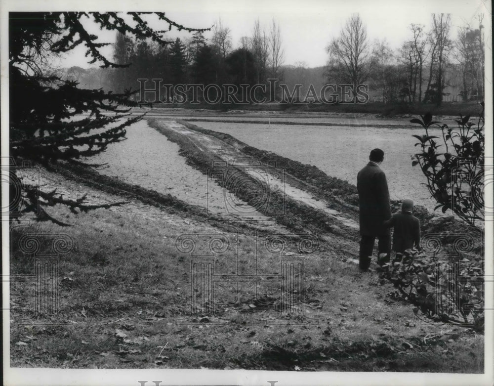 1968 Press Photo Paris, France A man &amp; child at Bois de Boulogne Lake- Historic Images