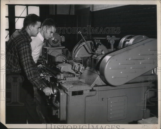1948 Press Photo Cleveland, Ohio Norton grinder at Jack & Heintz plant - Historic Images
