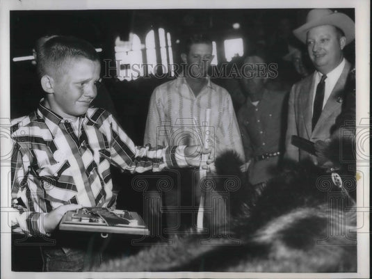 1956 Press Photo Kansas City, Mo Dennis Freed & prize winning Angus bull - Historic Images