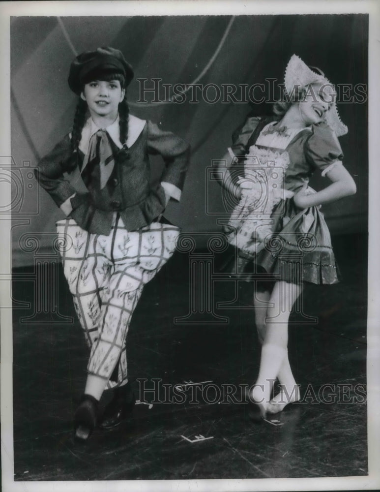 1959 Press Photo NYC, Karen Moore, Jacqueline Maypo in play &quot;Gypsy&quot; - Historic Images