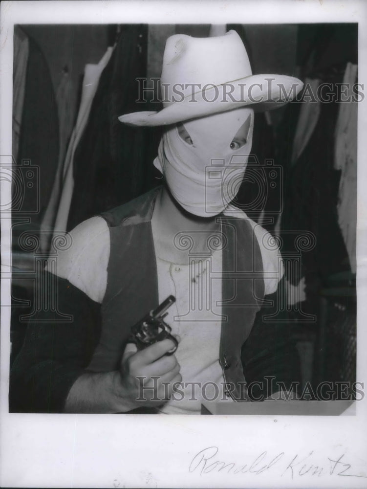 1956 Press Photo The Man Behind The Mask Is Vic Wertz Indians First Baseman - Historic Images