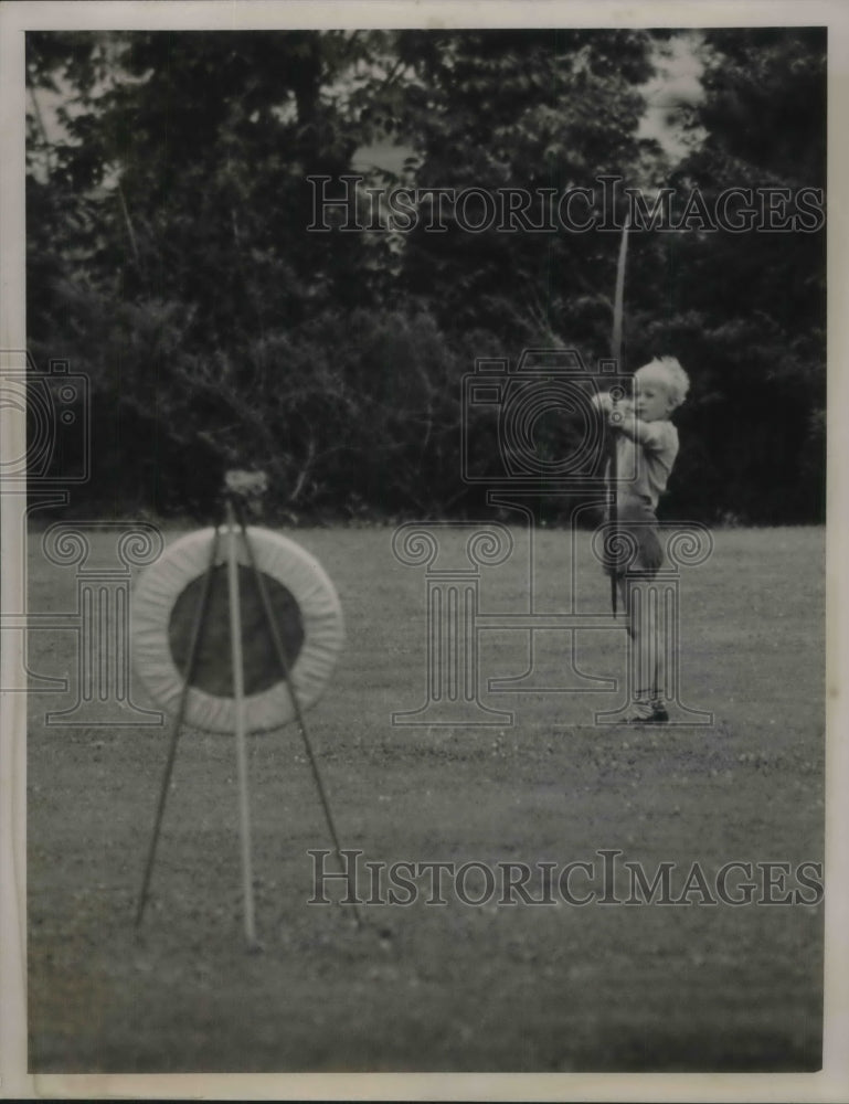 1940 Press Photo Scarsdale, NY Peter Westrich at archery target - Historic Images