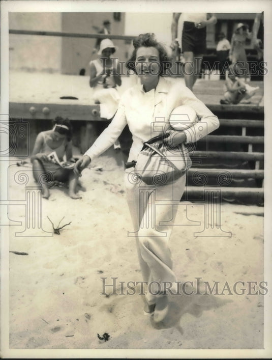 1933 Press Photo Southampton, L.I.NY, Mrs Charles Van Vleck at the resort - Historic Images