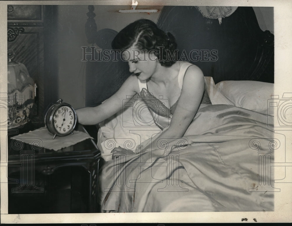 1935 Press Photo Pretty Dancer Jackie Dailey Sets Bedside Clock In Lingerie - Historic Images