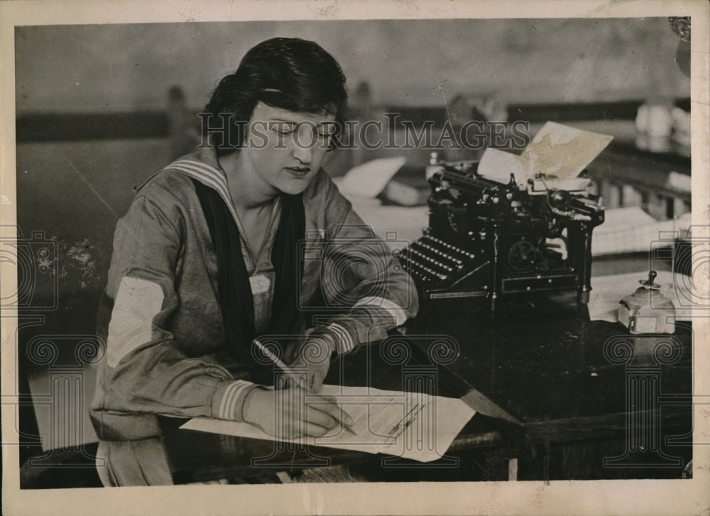 1924 Press Photo Hazel Samuelson as editor-in-chief of The Daily Iowan, official - Historic Images