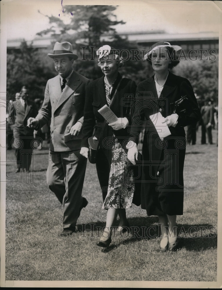 1936 Press Photo Terence Phillip w/ Mrs Harold Vanderbilt &amp; Mrs William Deering - Historic Images