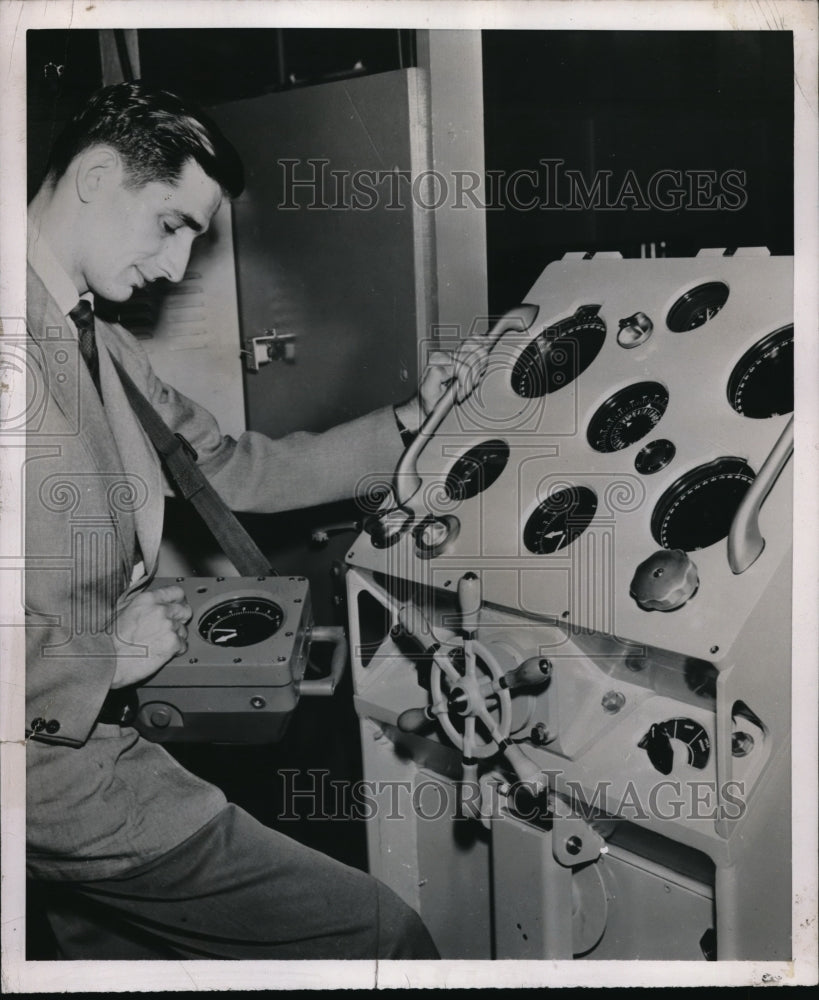 1952 Press Photo Pilot Works Automatic Steering System For Aircraft Carriers - Historic Images