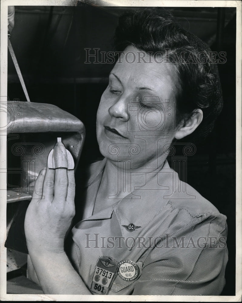 1944 Press Photo Douglas Employee Hazel Porterfield With Screw Driver Thimble - Historic Images