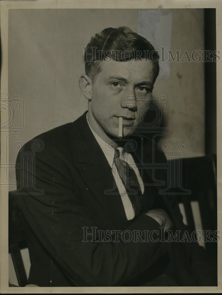 1934 Press Photo John Stintzynski Portrait Of Blonde Man Smoking Cigarette - Historic Images