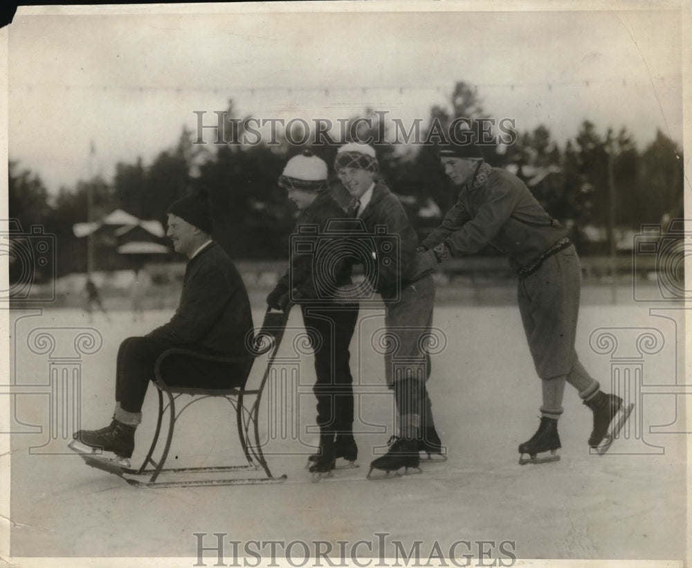 1929 Press Photo Mr. William White with his Children at the Lake Placid . - Historic Images