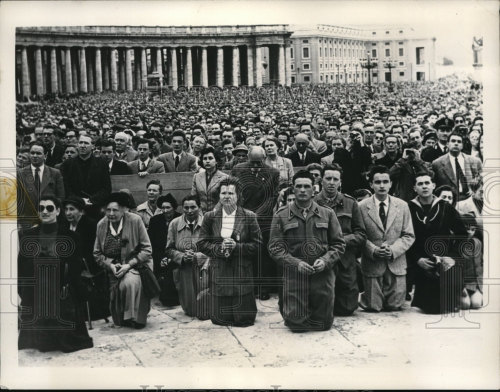 1953 Press Photo Pilgrims Listen To Pope Pius XII At St. Peters Basilica Vatican - Historic Images