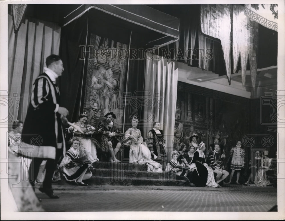 1955 Press Photo Reenactment Of 16th Century Belgian Court Scene In Brussels- Historic Images