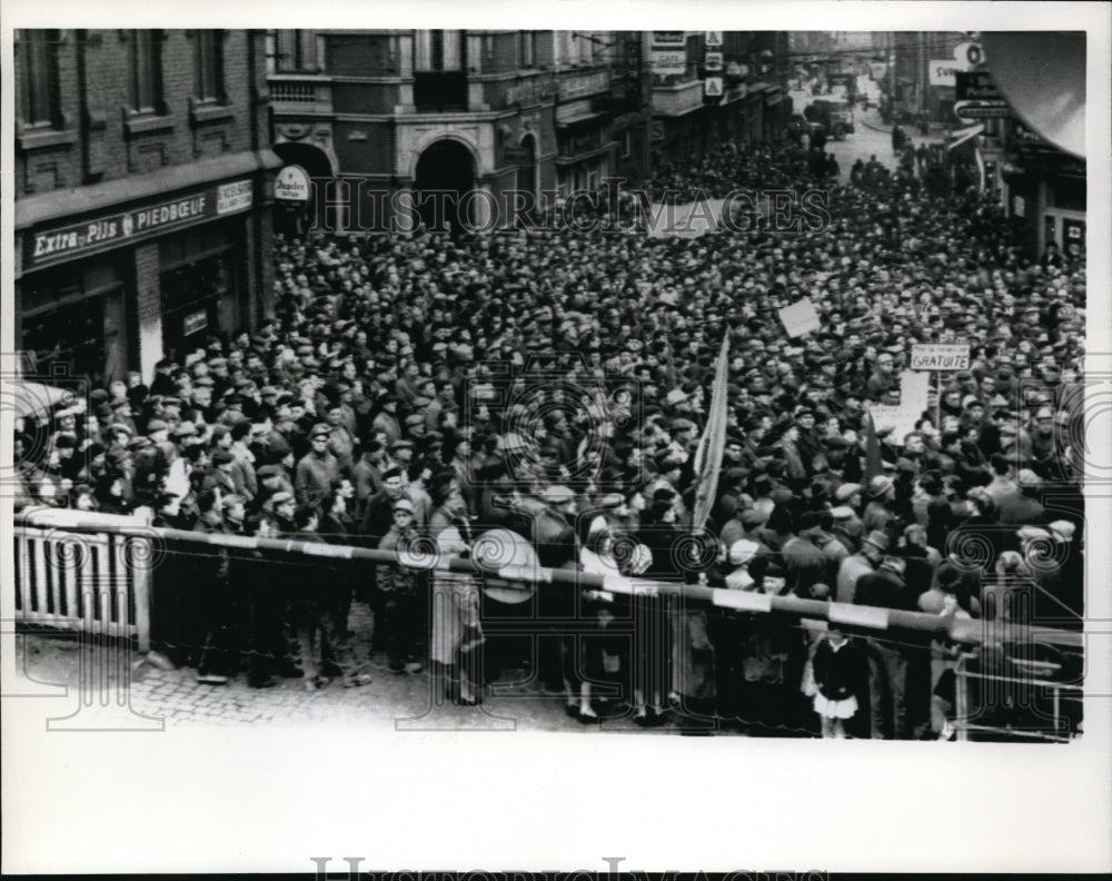 1964 Press Photo Belgians protests against doctors&#39; strike - Historic Images