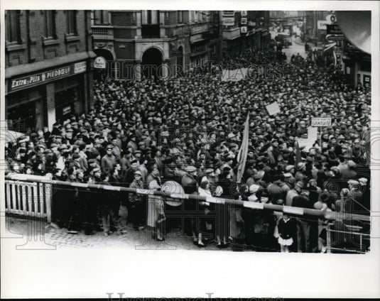 1964 Press Photo Belgians protests against doctors' strike - Historic Images