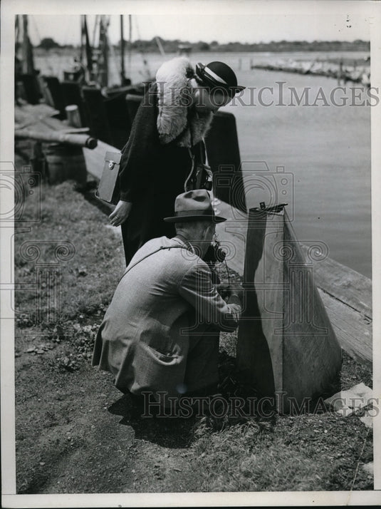 1937 Press Photo Lakefront Photographer Takes Advantage Of Shade To Change Roll - Historic Images