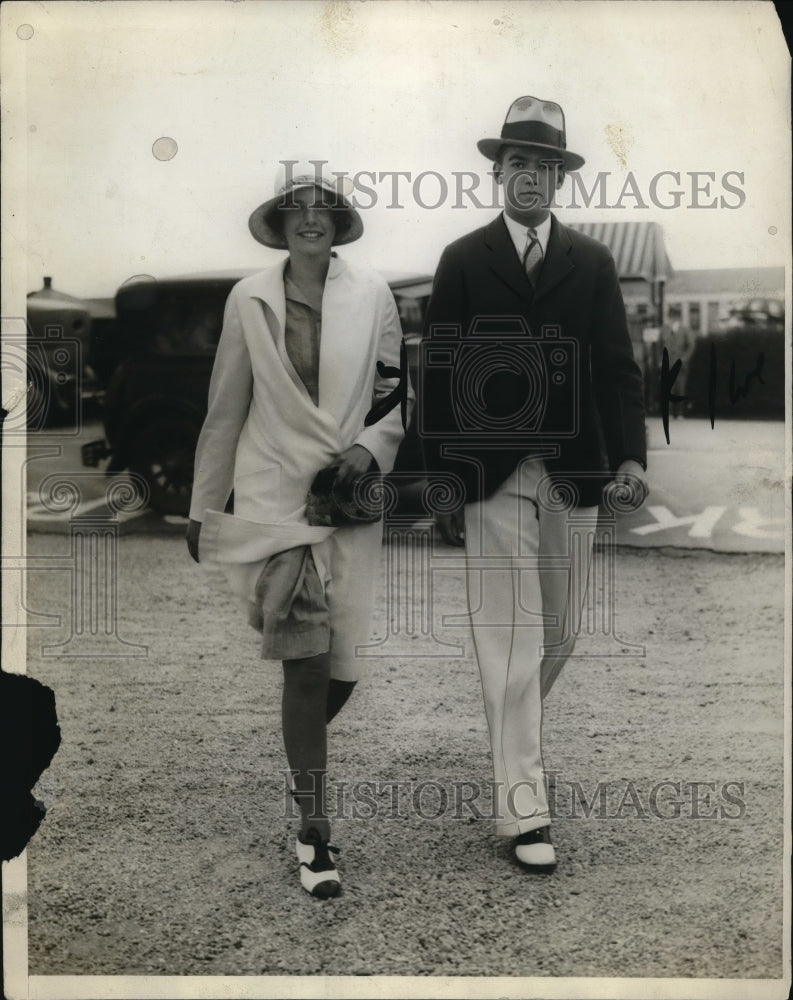 1929 Press Photo N.Y.Socialite Debutante Elizabeth Saunders with Rufus Port. - Historic Images