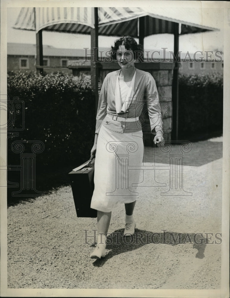 1934 Press Photo Socialite Elizabeth Saunders of N.Y.at Newport R.I. vacationing - Historic Images