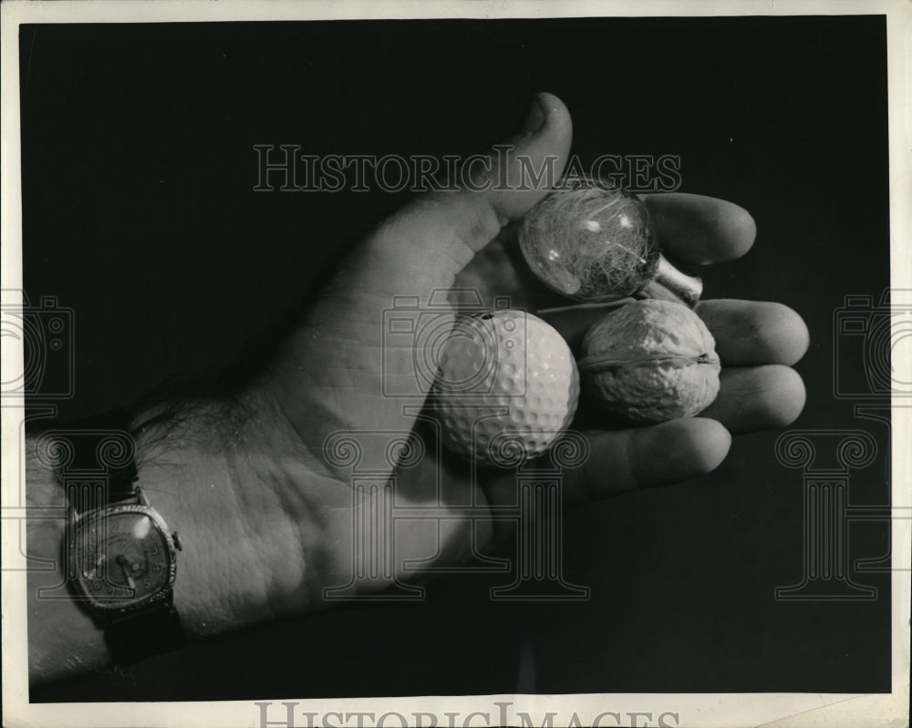 1939 Press Photo New Might Midget, in the hand of Nela Park Photoflash expert. - Historic Images