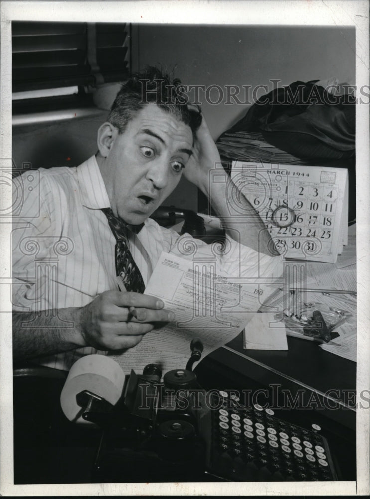 1944 Press Photo Just another victim of the Income Tax Insanity in New York City - Historic Images