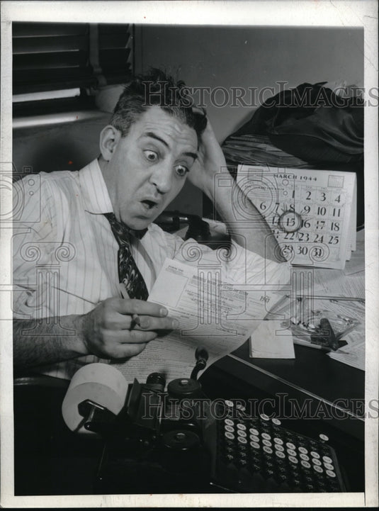 1944 Press Photo Just another victim of the Income Tax Insanity in New York City - Historic Images