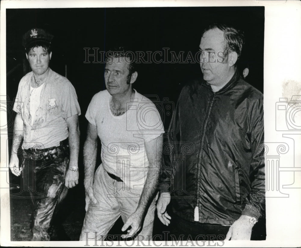 1971 Press Photo George Shuhl coaxed down by a relative on a construction crane. - Historic Images