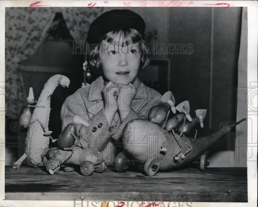 1944 Press Photo Hungry Artist Patsy Suit Washington D.C. Marlboro Fair - Historic Images