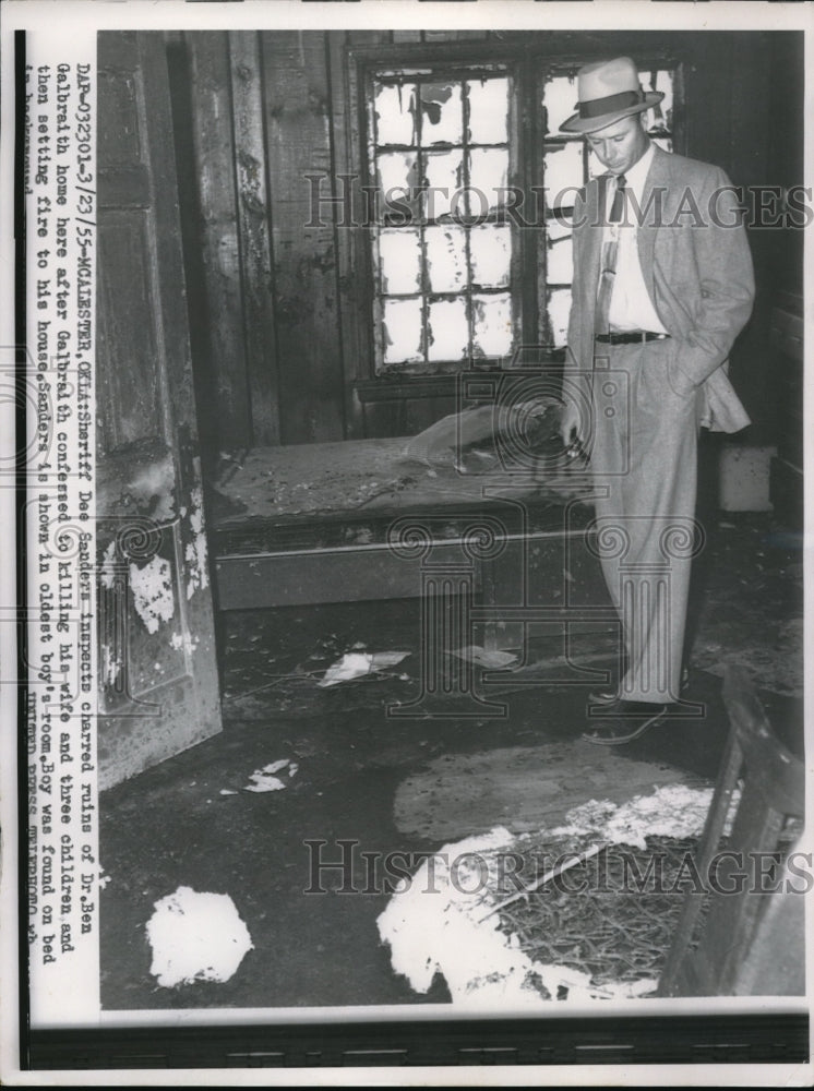 1955 Sheriff Dee Sanders inspect home of confessed Killer. - Historic Images