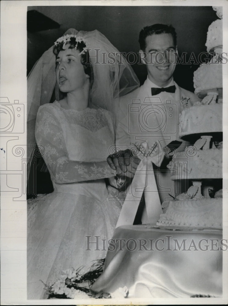 1961 Press Photo Bride Charlene Bertelli and husband during cake cutting.-Historic Images