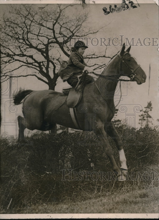1921 Press Photo 9 year old Nancy Wheeler, rides her hound of the same age - Historic Images