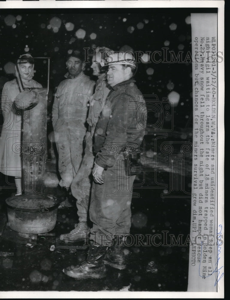 1960 Press Photo All night vigil awaiting the fate of the miners in Holden Mine - Historic Images