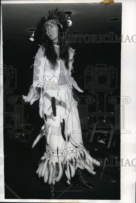 1970 Press Photo Designer Giorgio Di Sant' Angelo's dress, Indian inspired - Historic Images