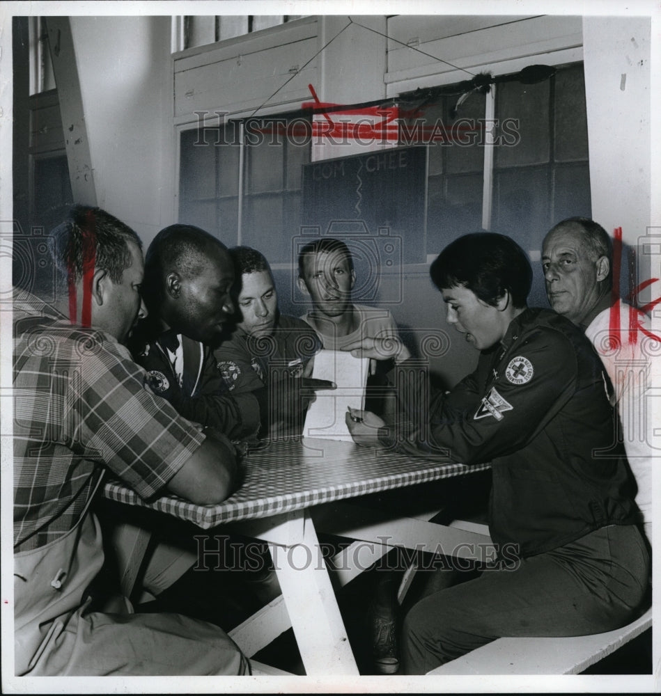 1968 Press Photo American Red Cross  Officers give instruction. - Historic Images