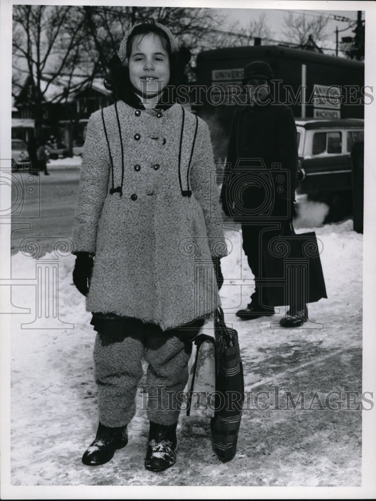 1959 Press Photo Eileen Cramer wears fleece pants and coat with fur collar &amp; cap - Historic Images