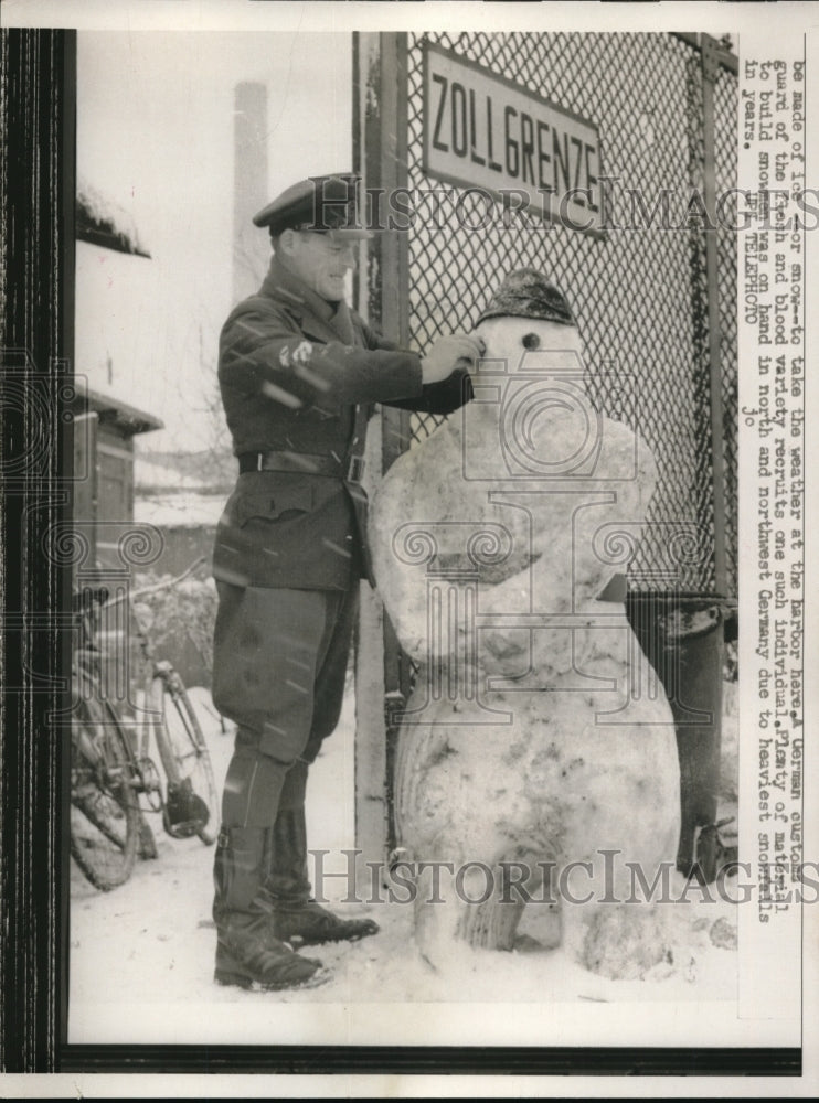 1959 Press Photo German Customs Guard Puts Finishing Touches On Snowman - Historic Images