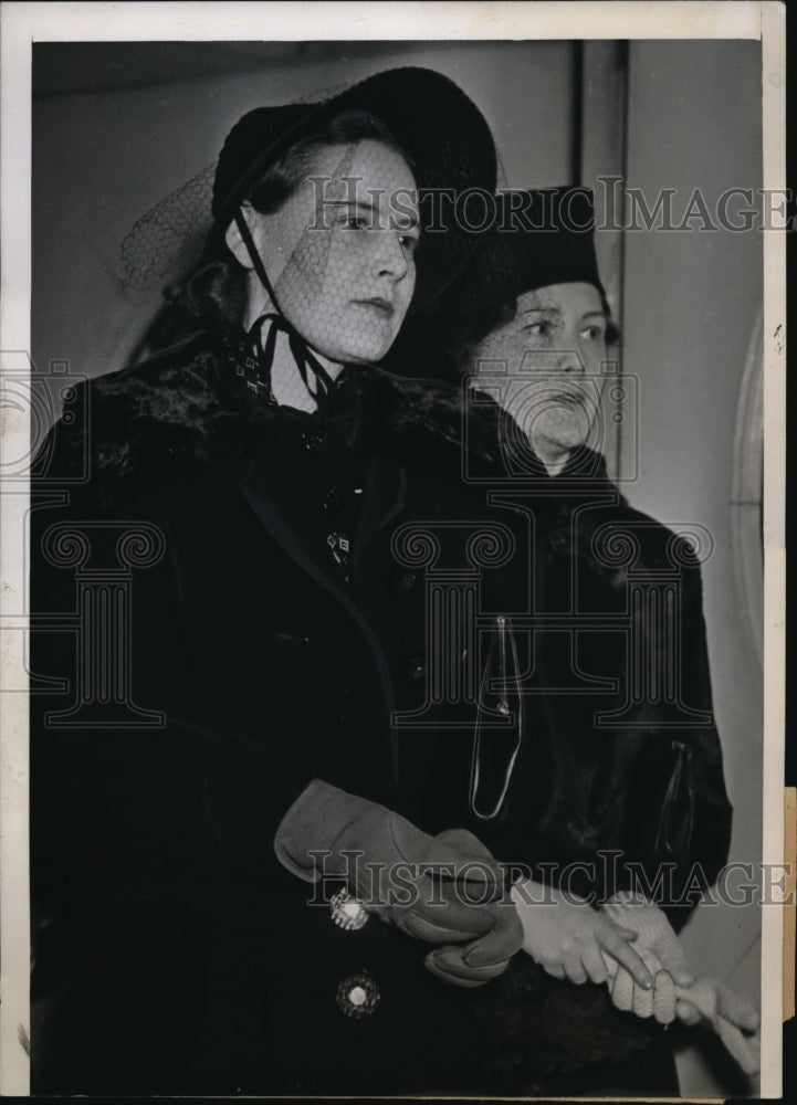 1938 Press Photo Mrs Inge Sammet, Mrs Carolyn Metzger arrive in Chicago from NYC - Historic Images