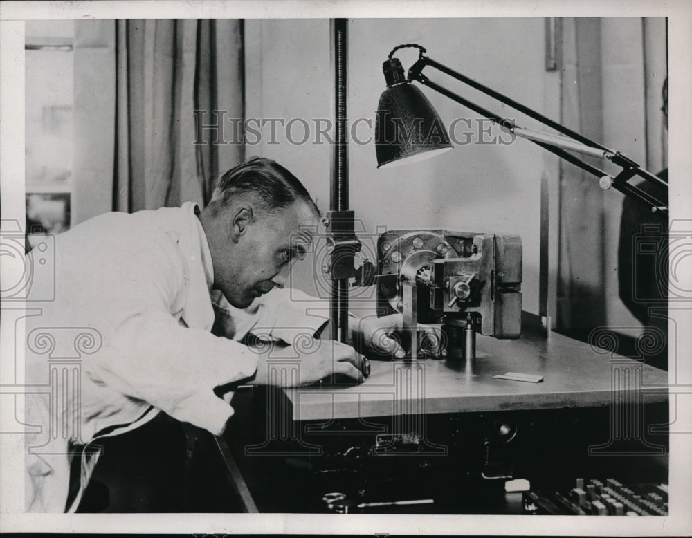 1937 Press Photo Skilled Craftsman worked at Austin Factor in Birmingham. - Historic Images