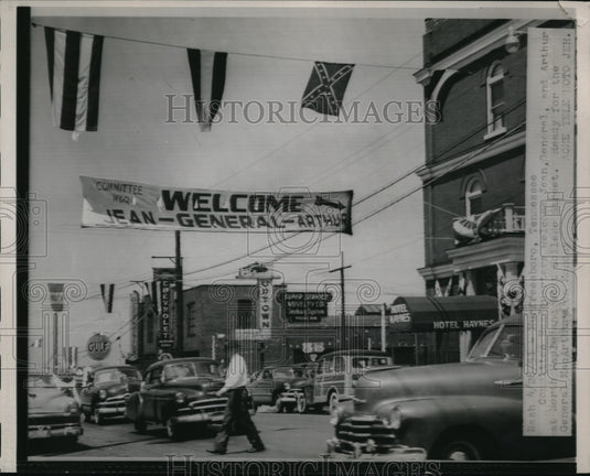 1951 Press Photo Committee Headquarters Welcome General McArthur - Historic Images